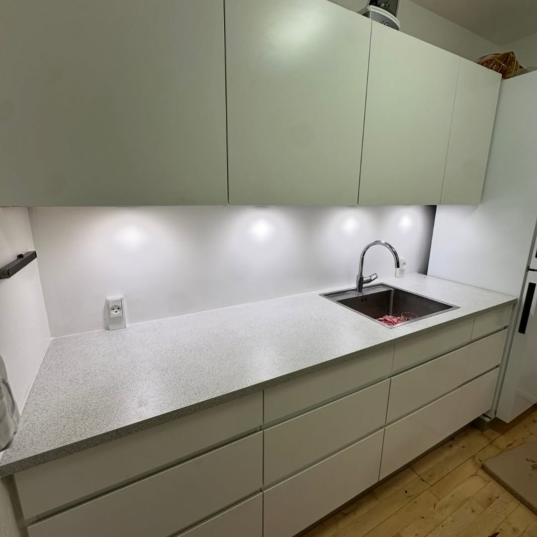 Køkkenrenovering med nye skabe og bordplade udført af TAGMAX